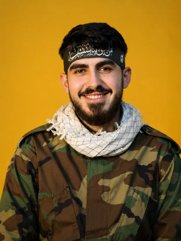 صورة الشهيد الخادم الشهيد علي عماد زبيب (رحمه الله) في إطارٍ من ذهبٍ عتيق